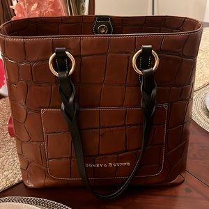 Very nice almost new Dooney and Bourke purse 👜